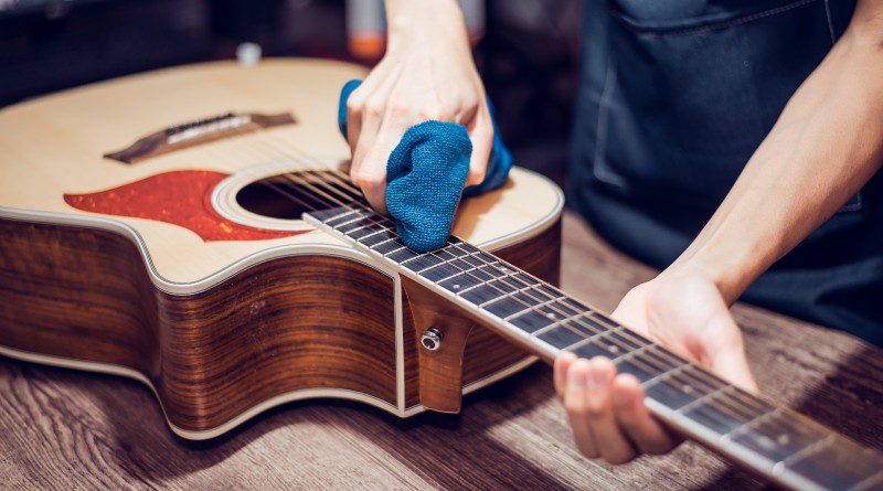 Como limpar o seu violão em 7 passos fáceis