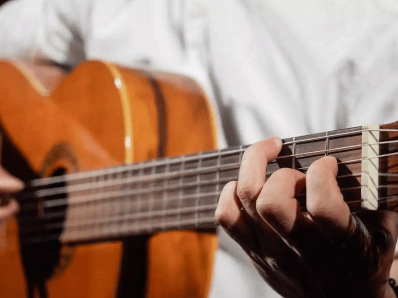 Como localizar as notas no braço do violão