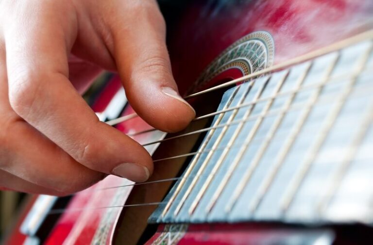 Tocar violão consiste em aprender técnicas de dedilhado