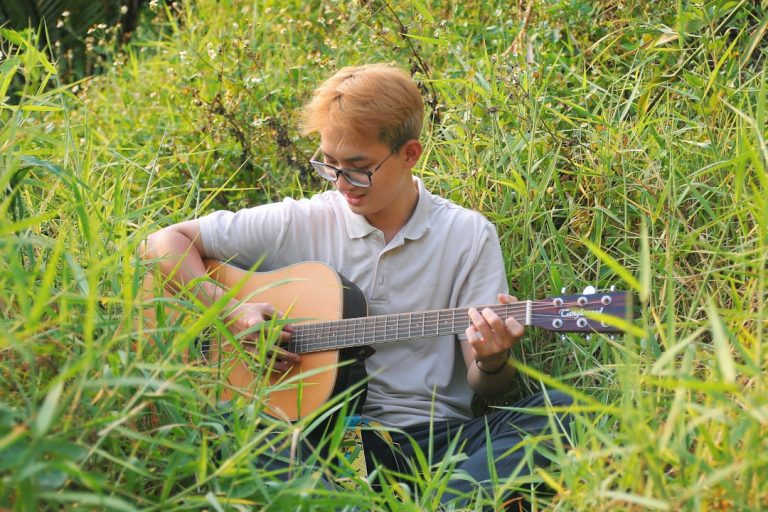 Photo acoustic guitar teacher