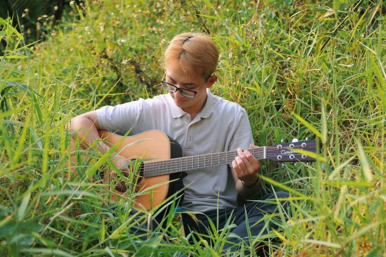 Photo acoustic guitar teacher