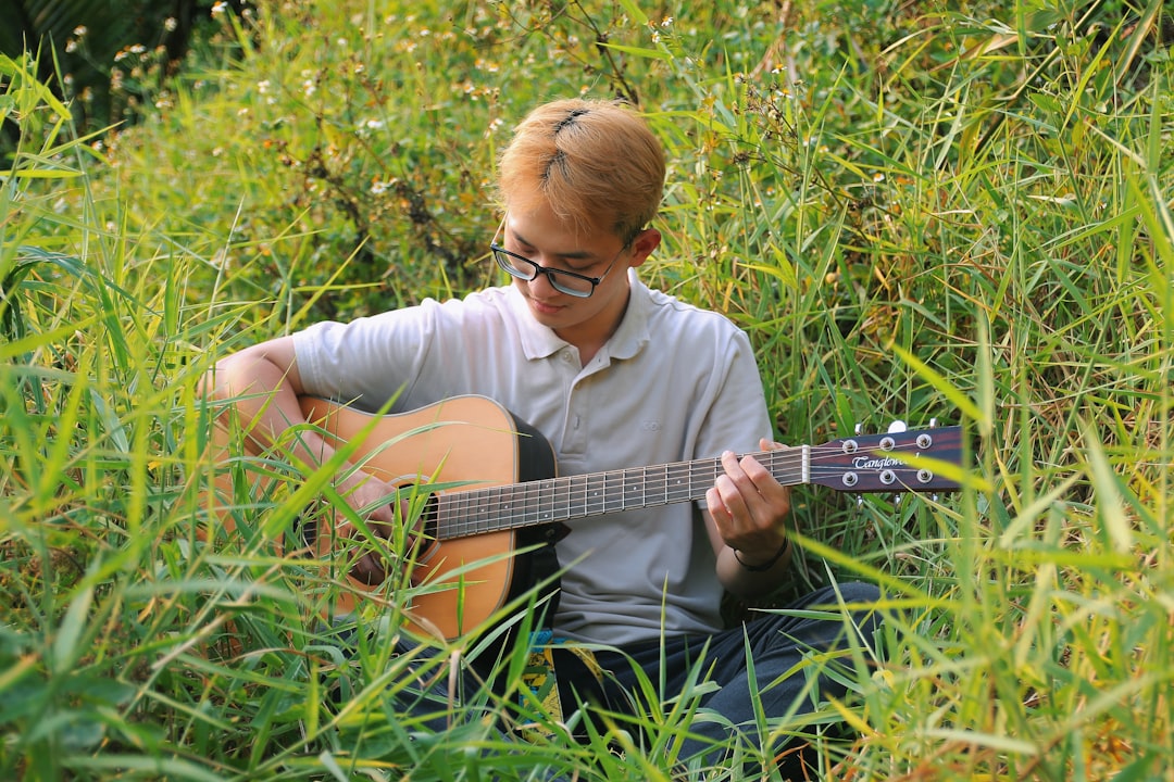 Photo acoustic guitar teacher