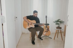 Photo acoustic guitar capo