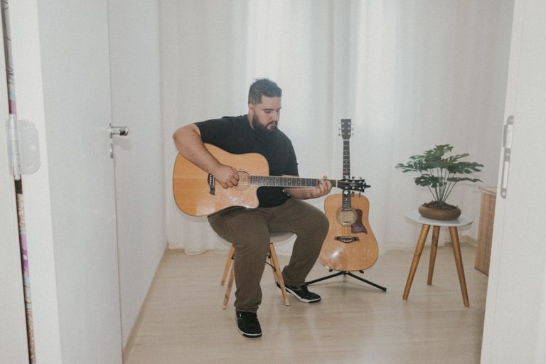 Photo acoustic guitar capo