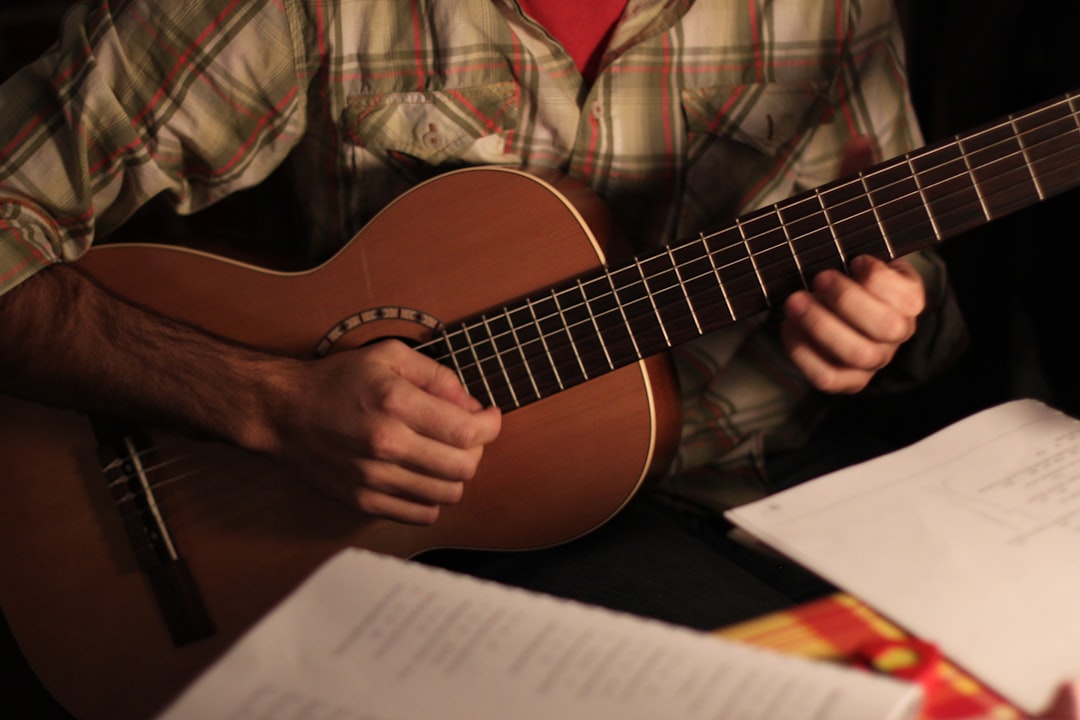 Photo Senior learning acoustic-guitar