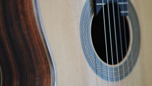 Photo Beginner acoustic-guitar mistakes
