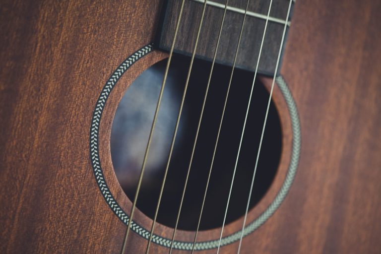 Photo Playing forró acoustic-guitar
